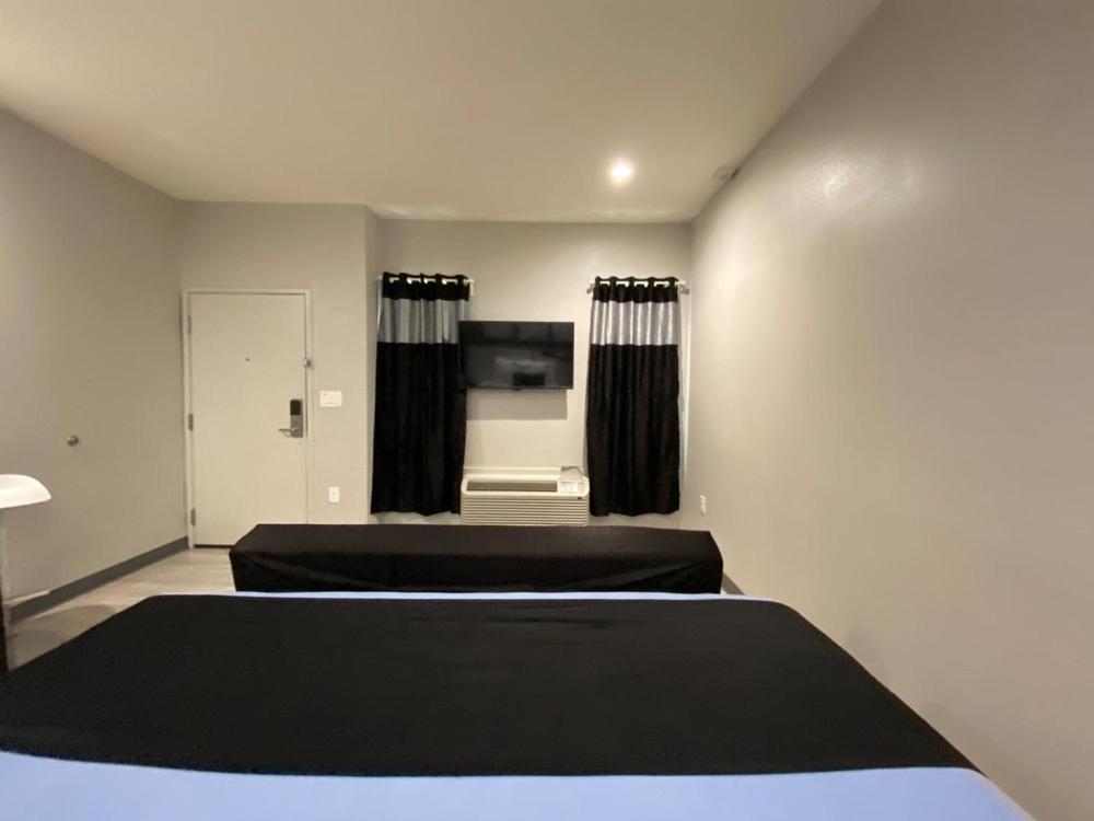 King Room - Non-Smoking interior